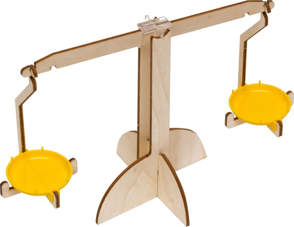 The picture shows a wooden balance with two yellow bowls mounted on a stable base. This experimental balance is suitable for use in educational institutions to teach basic physics concepts.