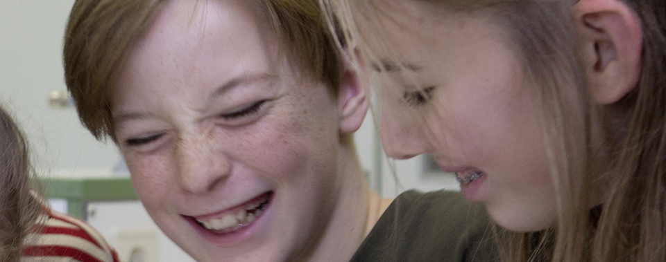 The picture shows two students who are obviously having a lot of fun while working together on an experiment. Their joy and concentration reflect their interest in learning and research.