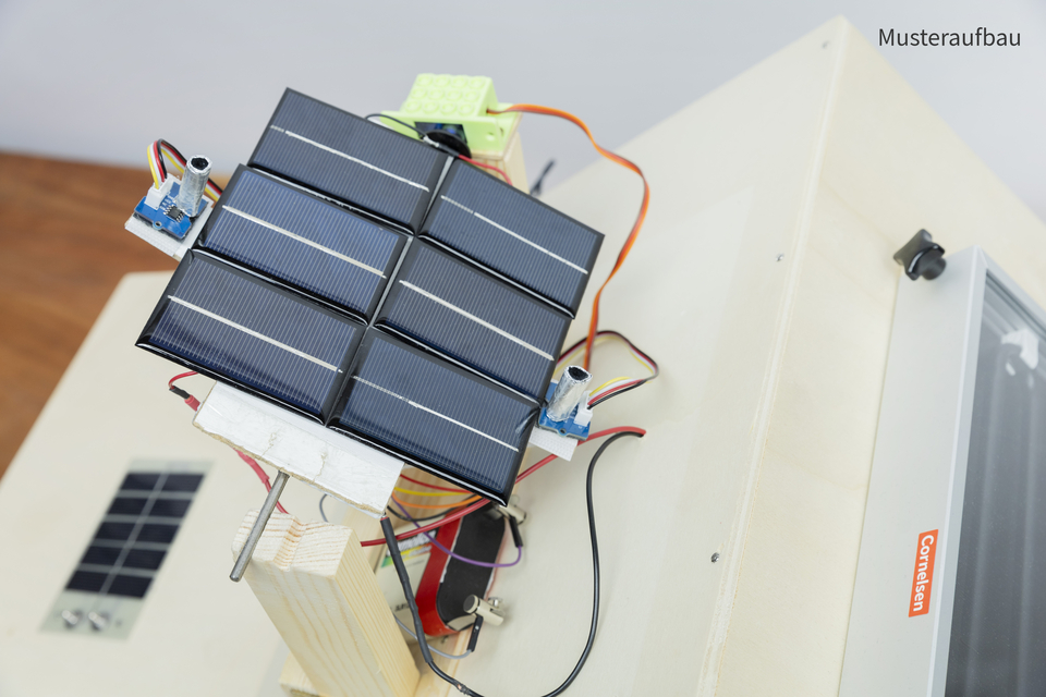 The movable solar panels on the left sloping roof are shown. A total of 6 solar cells are connected to each other. This module is controlled and programmed with the Calliope mini.