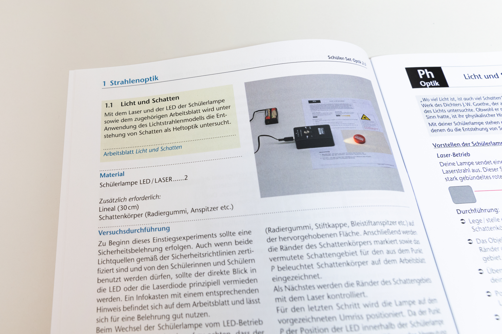 The image shows a guide to ray optics using materials such as a student lamp, a laser and worksheets. It explains how to carry out experiments to investigate light and shadow in an educational context.