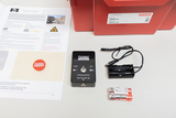 The picture shows an experiment set called &quot;Optik 2.0&quot; by Cornelsen, consisting of instructions, a laser and LED unit, a battery holder and two batteries. These materials are for experiments in the field of light and shadow play in the picture.