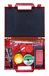 The picture shows a red toolbox containing various materials for experiments. These include items such as strings, measuring instruments, and small components that can be used for practical educational projects in the field of natural sciences.