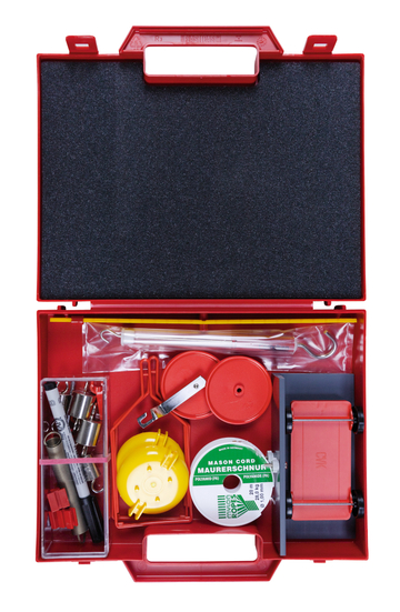The picture shows a red toolbox containing various materials for experiments. These include items such as strings, measuring instruments, and small components that can be used for practical educational projects in the field of natural sciences.