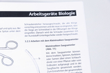 The picture shows an instruction manual for biological tools, specifically for the use of a small insect suction collector. It describes how to replace the blades and how to handle the device for collecting small insects and other organisms.