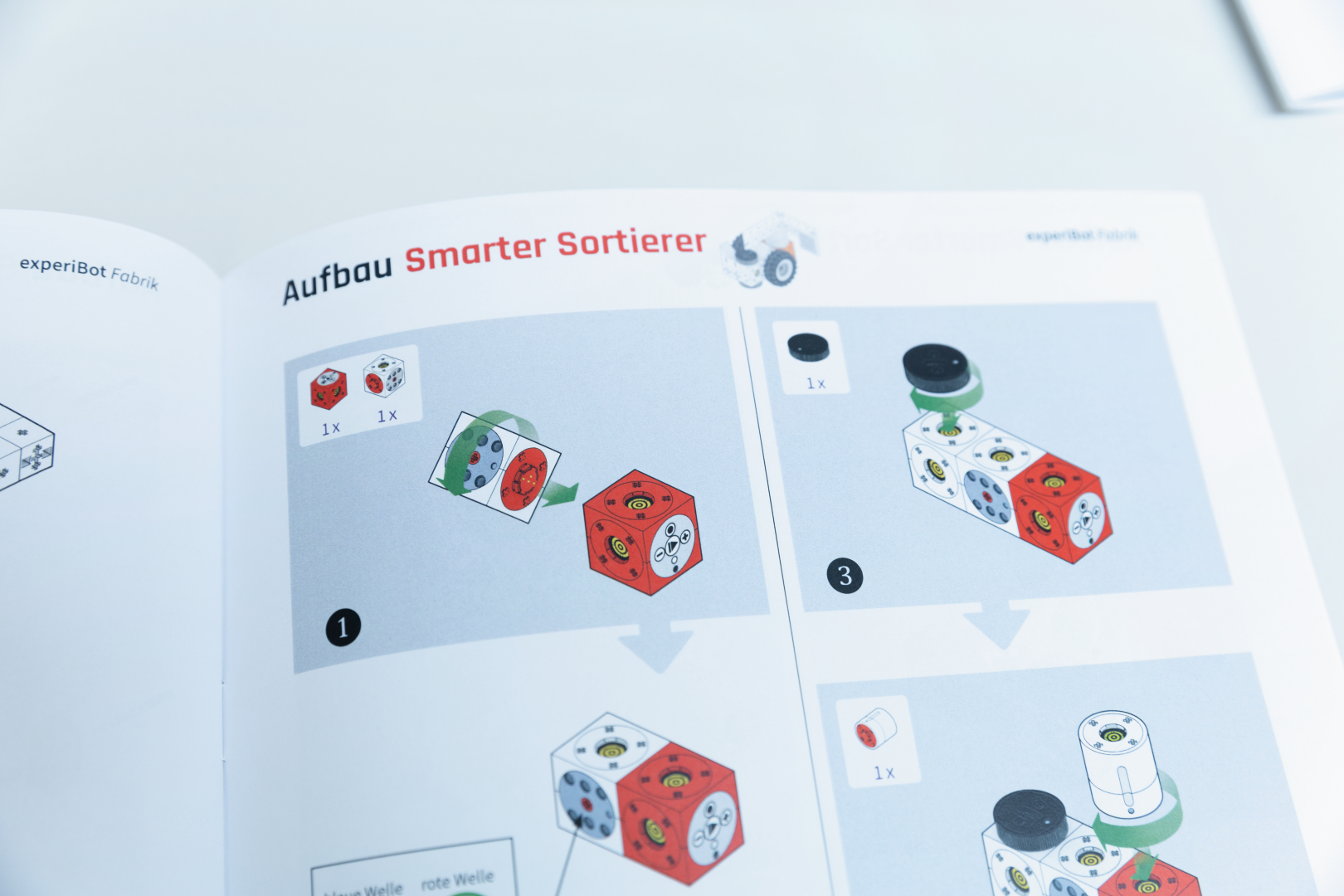 The picture shows instructions for building a &quot;Smart Sorter&quot; with different colored cubes and components. The figure illustrates steps 1 to 3 of the assembly to create the experimental device for educational use.