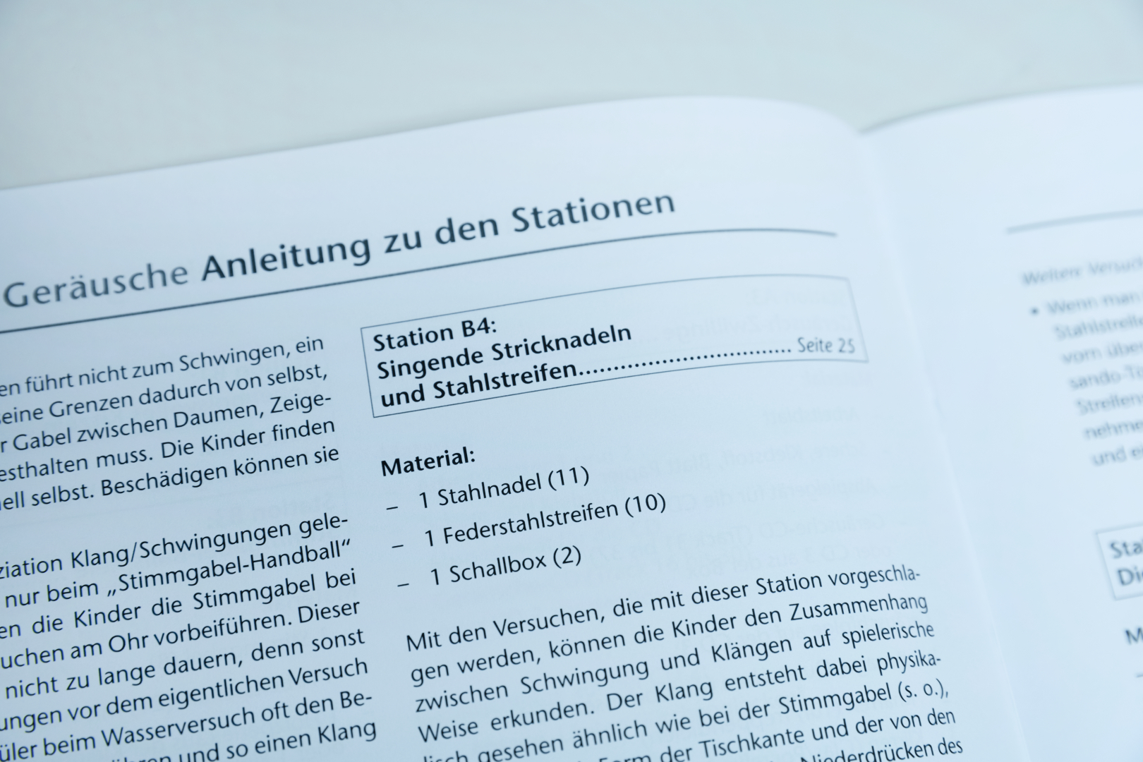 The picture shows instructions from a textbook on the subject of sounds. It describes an experiment station where children work with materials such as steel and spring steel strips to explore sound phenomena.