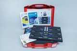 The picture shows a red suitcase equipped with various experimental materials for classroom use. It contains temperature measuring devices, instruction cards, and written instructions for thermodynamics experiments.