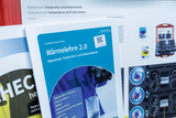 The image shows materials from an online shop for experimental supplies, including instructions on temperature and calorimetry. In the foreground is a manual titled &quot;Thermodynamics 2.0,&quot; which covers the basics of thermal experiments.