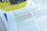 The image shows a page from an experiment manual describing an experiment using a digital thermometer with the Calliope mini. It contains instructions for conducting the experiment and explains the thermometer&#39;s operating principle.