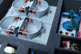The picture shows a set of experimental equipment, consisting of two battery compartments with different voltages (0.5 V and 1.0 V) and a measuring device. The equipment is neatly arranged in a foam insert and offers a clear