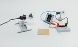 The picture shows various experimental devices for technical and physical experiments, including a lamp, a solar panel and a small wind turbine. These devices are arranged on a white background to clarify the learning environment.