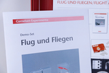 The picture shows instructions for an experiment set entitled &quot;Flight and Flying&quot; offered by Cornelsen Experimenta. It serves as a demo set for teaching in the German educational system and offers practical experiments on the subject of flight.