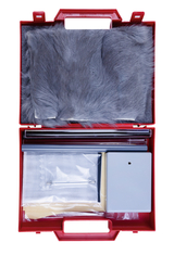 The picture shows a red suitcase containing various experimental materials. These include a piece of grey fur, tubes, a net, a small box and other utensils that can be used for educational purposes in the experimental area.
