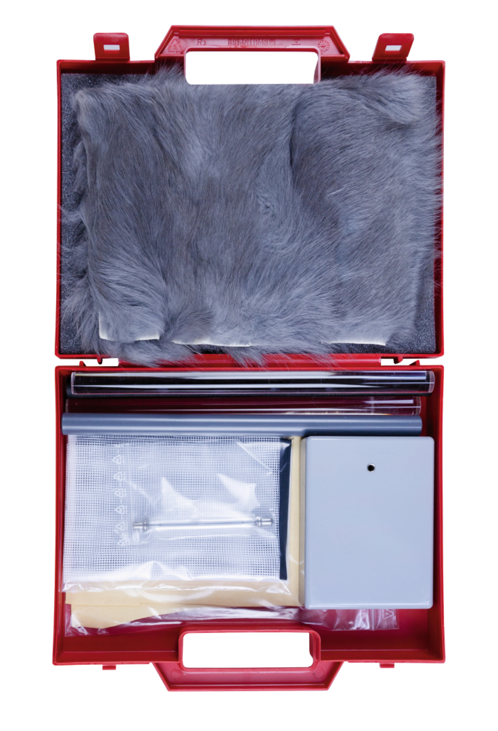 The picture shows a red suitcase containing various experimental materials. These include a piece of grey fur, tubes, a net, a small box and other utensils that can be used for educational purposes in the experimental area.