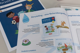 The picture shows materials from an online shop for educational experiment supplies, including a handout for teachers on the topic of &quot;water&quot; and various didactic approaches. Illustrations and descriptions encourage learning through stories and experiments.