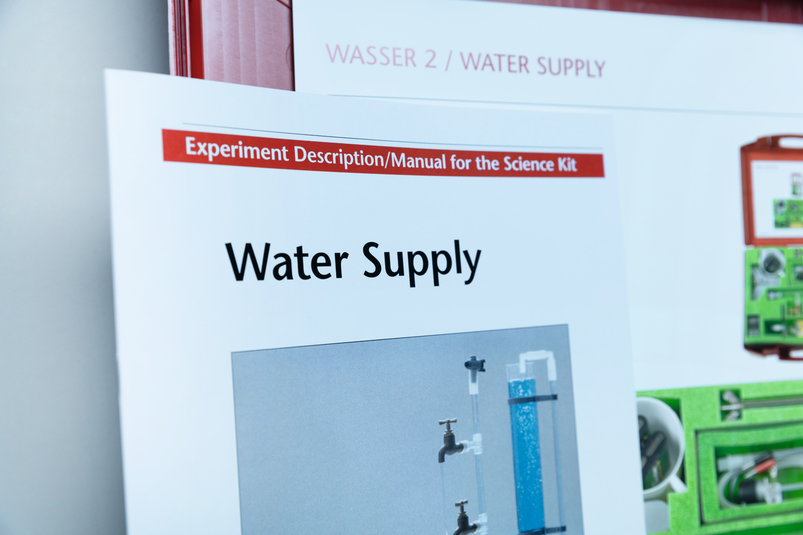 The picture shows instructions entitled &quot;Water Supply&quot; for an educational experiment kit. In addition, parts of the kit are shown that are presumably used for experiments on water supply.