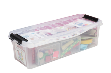 The picture shows a transparent box that is equipped with various materials for experiments and handicrafts. The box contains, among other things, colorful paper, pens and small craft utensils neatly stored away.