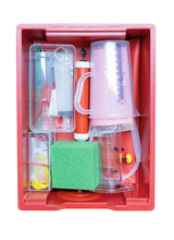 The picture shows a red storage box containing various experiment materials, including measuring cups, pipettes and a green sponge. These materials are designed for use in educational settings and support hands-on experiments.