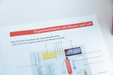 The picture shows an overview of the individual parts of an experiment set entitled &quot;Anja and Leon experiment with water and air&quot;. The illustration lists various components that are needed to carry out experiments.