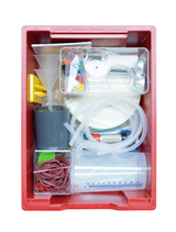 The picture shows a red storage box filled with various experimental materials such as measuring cups, funnels, tubes and colored pieces. These materials are ideal for school experiments in science lessons.