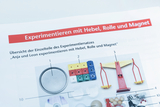 The picture shows an overview of the individual parts of an experiment set with the theme &quot;lever, pulley and magnet&quot;. Various materials are shown that can be used to carry out experiments at school.