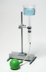 The picture shows an experimental device consisting of a height-adjustable stand, a measuring scale and a container of blue water. On one side there is a green ball, which is probably intended to support a scientific experiment.