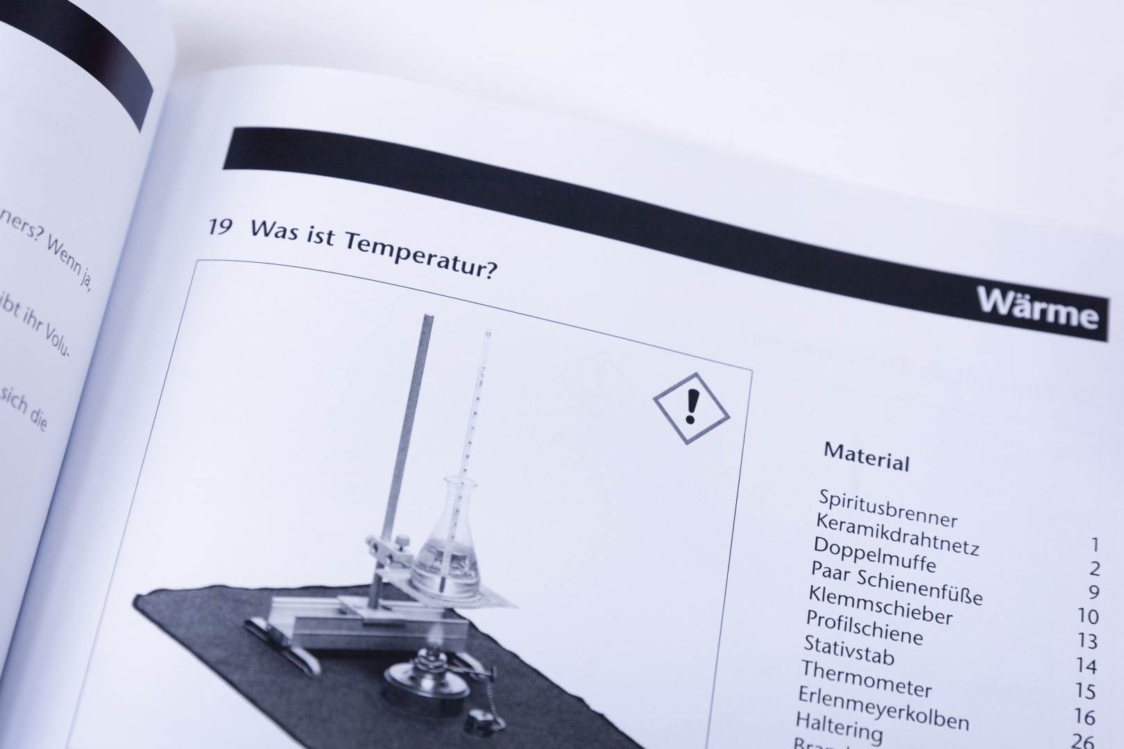 The picture shows instructions from an experiment book that deals with the topic of temperature. The page shows various materials and a diagram that are needed for the experiment.