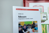 The picture shows a student set on the topic of &quot;measurement&quot; from Cornelsen Experimenti, which deals with temperatures, weights and lengths. The cover shows a group activity of children experimenting with different materials.