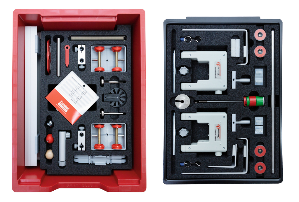 The picture shows two toolboxes filled with various experimental materials for school supplies. The left box contains, among other things, rollers, weights and instructions, while the right box offers precise measuring instruments and accessories.