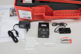 The picture shows an experiment kit called &quot;Optik 2.0&quot; from Cornelsen, which contains various optical accessories. The elements included include a laser, an LED, lenses, batteries and instructions for experiments in the field of optics.