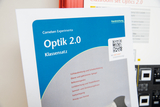 The picture shows a manual for the “Optics 2.0” experiment set from Cornelsen Experimenta, which deals with various optical phenomena. It includes topics such as light propagation, reflection, refraction and color decomposition.