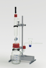The picture shows a chemical apparatus consisting of several glass jars and a stand, complemented by a red stopper and a valve. This equipment is often used for experiments in chemistry and is suitable for educational purposes.