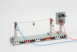 The picture shows an experimental device with a clamping device on which a weight is suspended. It is used to investigate physical forces, presumably for the educational sector in Germany.