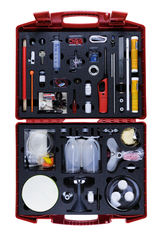 The picture shows a red toolbox filled with various experimental materials and equipment, including pipettes, measuring cylinders, a Bunsen burner and various chemicals. The arrangement of the utensils ensures clear access and easy handling during experiments.