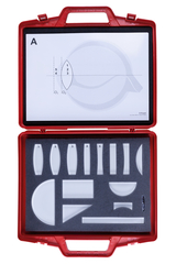 The picture shows a red case containing various lenses and prisms for experimental applications. On the lid there is an optical diagram illustrating the use of the included components.
