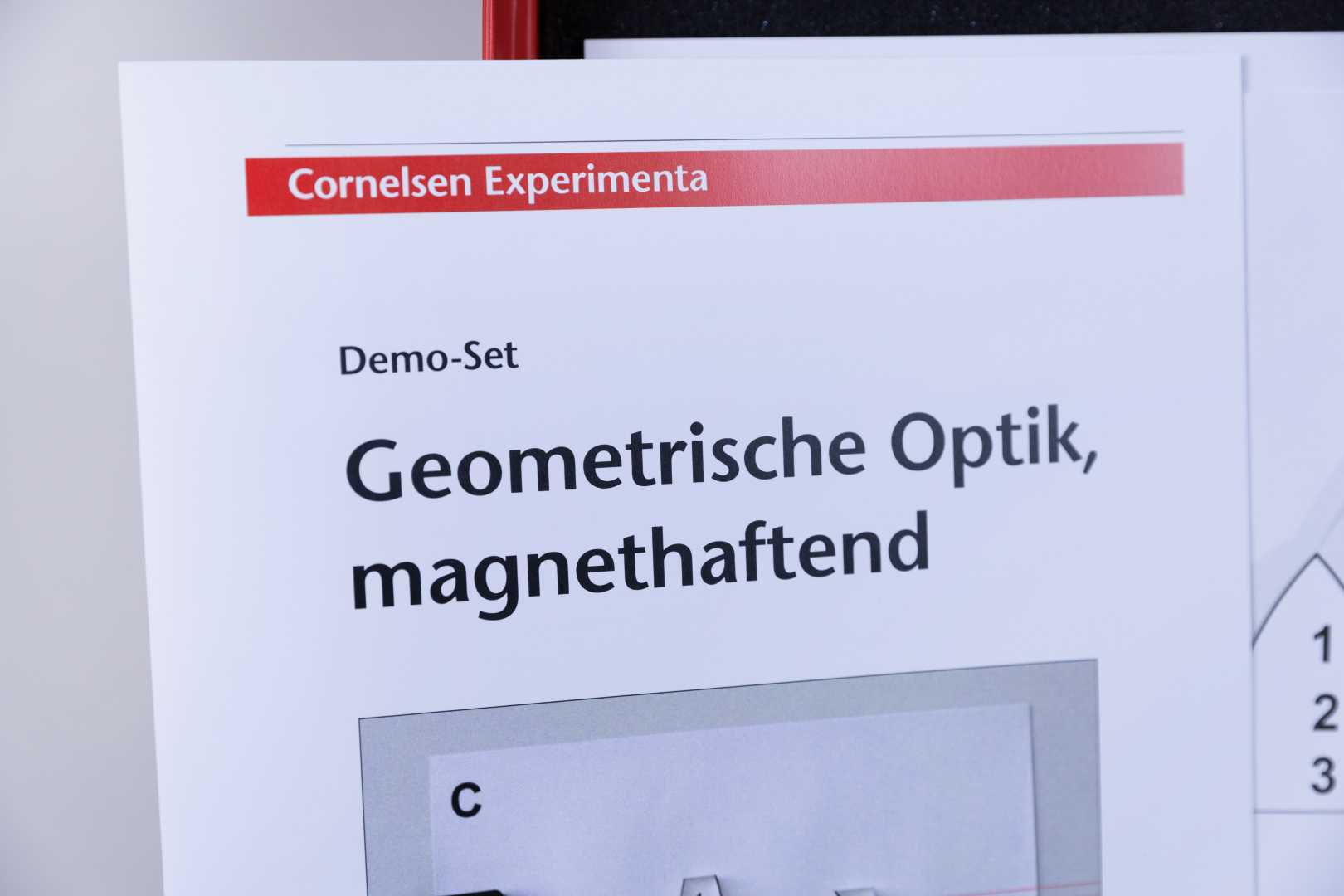 The picture shows an information sheet about a magnetic geometric optics demo set from Cornelsen Experimenta, a supplier of experimental materials for education in Germany.