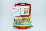 The picture shows a red suitcase containing a molecule construction kit. Inside there are various components for modeling molecules as well as instructions and information sheets for experimenting with the materials.