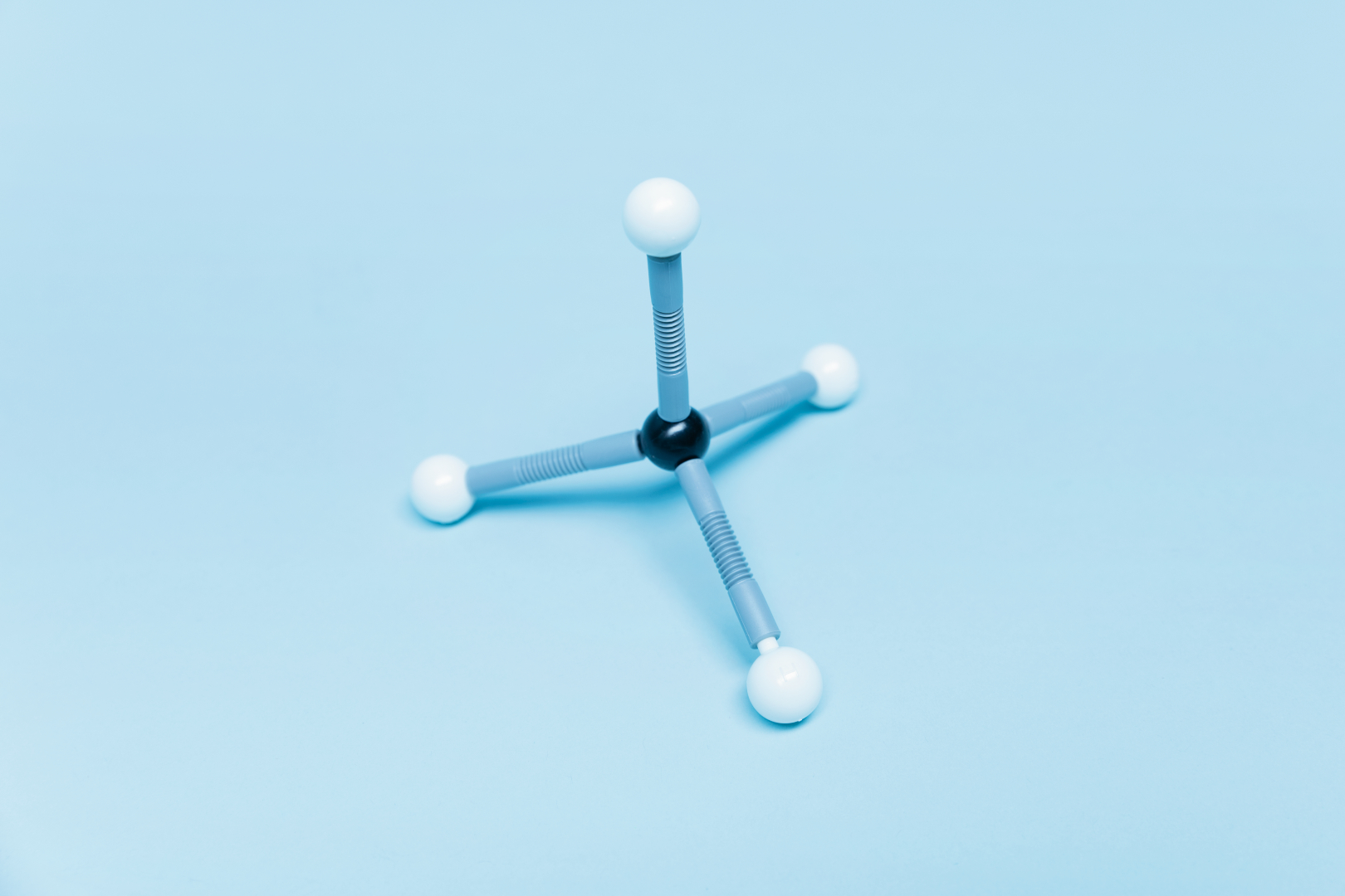 The picture shows a model consisting of several colored components and used to represent molecular structures. It is placed on a light blue background and is suitable for educational purposes in science classes.