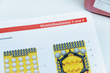 The picture shows instructions for two molecular construction kits that are used in the German education system. You can see schematic representations of the kits with various elements for creating molecular structures.