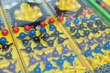 The picture shows a collection of colorful plastic components arranged in a sorting box. These building blocks are probably designed for chemistry or physics classes and are used to illustrate molecular structures.
