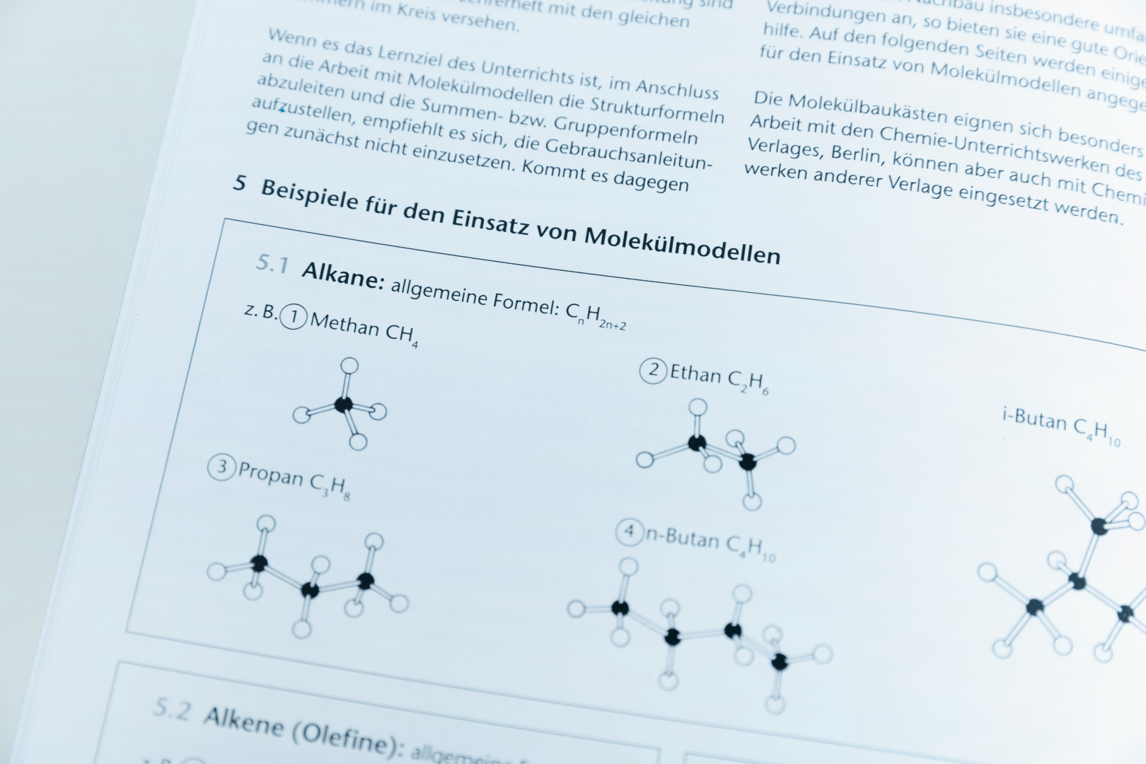 The image shows a page from a textbook containing examples of molecular models of alkanes. Chemical structural formulas for methane, ethane, propane and butane are shown, accompanied by their general formula and names.