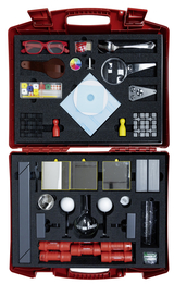 The picture shows a red suitcase full of experimental materials, including mirrors, pipettes, various shapes of containers and toy figures. The equipment is specially designed for use in education and promotes experimental learning.