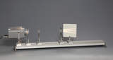 The picture shows an experimental device with a light source and several lenses mounted on an adjustment rail. This set is used to investigate optical phenomena such as light radiation and refraction in an educational setting.