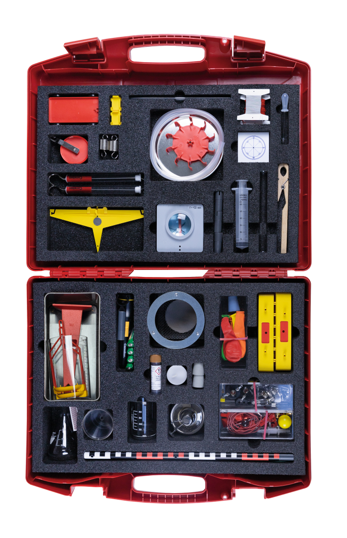 The picture shows a red toolbox equipped with various materials and equipment for scientific experiments. The interior contains, among other things, measuring instruments, sample containers and experimental tools that can be used for school purposes.