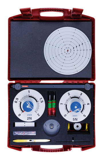 The picture shows a comprehensive experiment set in a red case, designed for physical measurements. It contains, among other things, spring scales, a target system and other accessories for practical experiments in the educational sector.