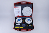 The picture shows a red case with experiment materials on mechanics, which contains two different force measuring devices (2N and 5N) as well as accessories such as a target circle and instructions. This set is intended for the practical illustration of physical principles in the educational field.