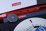 The image shows an experimental device or measuring instrument with a grey scale and a round, metal component. The imprint &quot;Cornelsen&quot; indicates that this is a product from the educational provider and is intended for teaching purposes.