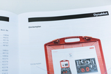 The picture shows a page from a catalog that shows a layout plan for an experimental kit called &quot;DynaMot&quot;. It contains an overview of the components included in a red case as well as order numbers for the products.