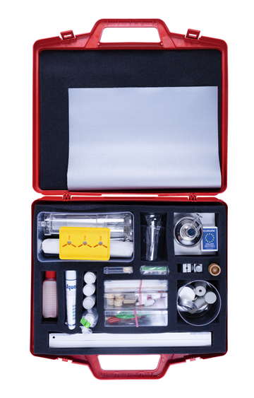 The picture shows a red suitcase equipped with various experimental materials, including glass containers, chemicals, measuring devices and accessories. These materials are clearly arranged and suitable for use in education.