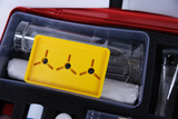 The picture shows part of an experiment box with various laboratory-like utensils. In the foreground you can see a yellow plate with several openings, while in the background there are glass containers and other materials.